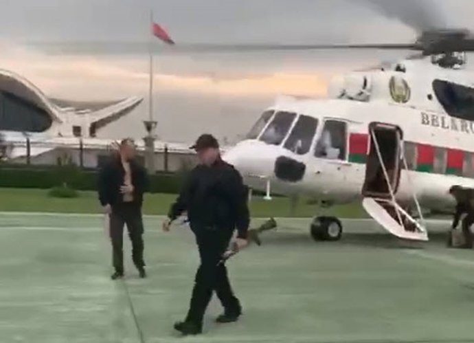 El presidente de Bielorrusia, Alexander Lukashenko, con un fusil en Misnk