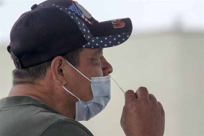 Un hombre se toma una muestra para la prueba del coronavirus en Los Ángeles, Estados Unidos