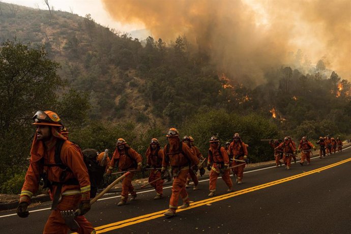 Un grupo de bomberos durante las labores de extinción de uno de los grandes fuegos registrados en los últimos días en al norte de California, Estados Unidos.