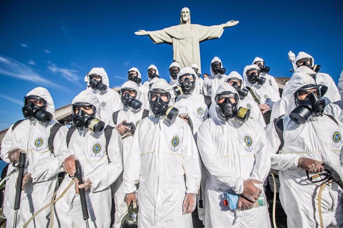 Militares del Ejército de Brasil durante las labores de desinfección de una de las grandes atracciones turísticas de Río de Janeiro, el Cristo de Corcovado.