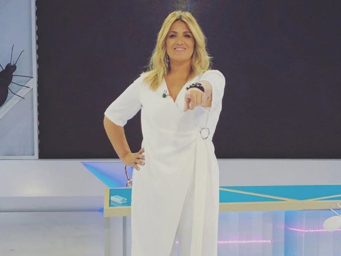 Carlota Corredera, espectacular con un modelo de Adolfo Domínguez, al frente de "Hormigas Blancas"