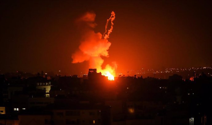Uno de los recientes bombardeos de Israel a las instalaciones de Hamás en la Franja de Gaza como respuesta al lanzamiento de globos incendiarios por parte de ciudadanos palestinos.