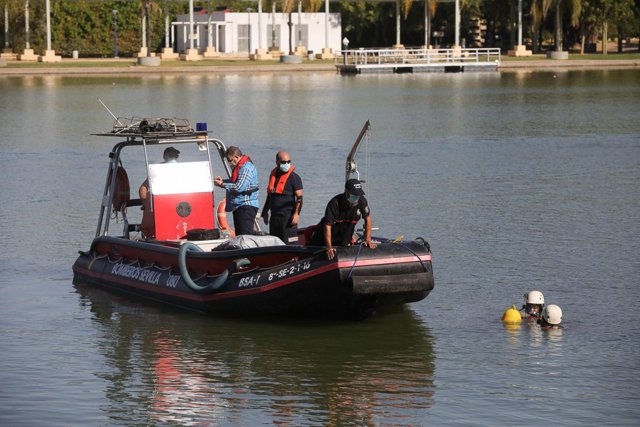 Efectivos buscan a una persona en el río Guadalquivir, en Sevilla