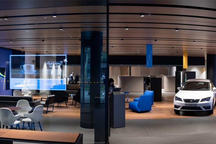 Oficina Store de CaixaBank con un coche procedente de una campaña comercial de renting.