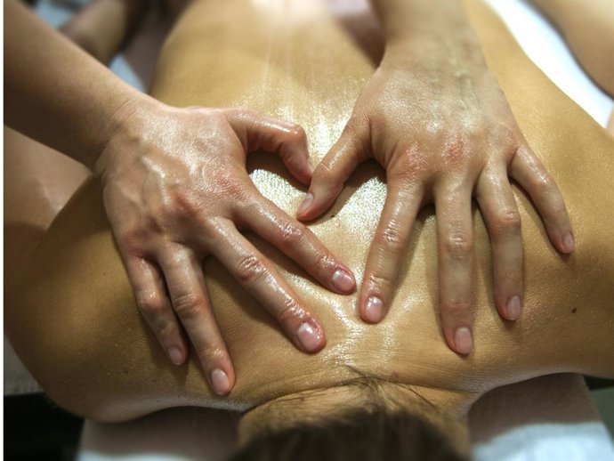 Relajante masaje con aceite de oliva para hidratar tu piel