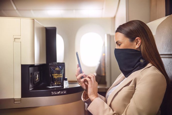 Etihad ofrece una mascarilla de protección a bordo de sus vuelos que también sirve de bufanda