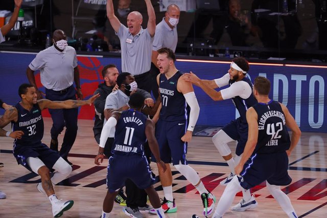 Luka Doncic celebra la victoria de Dallas Mavericks