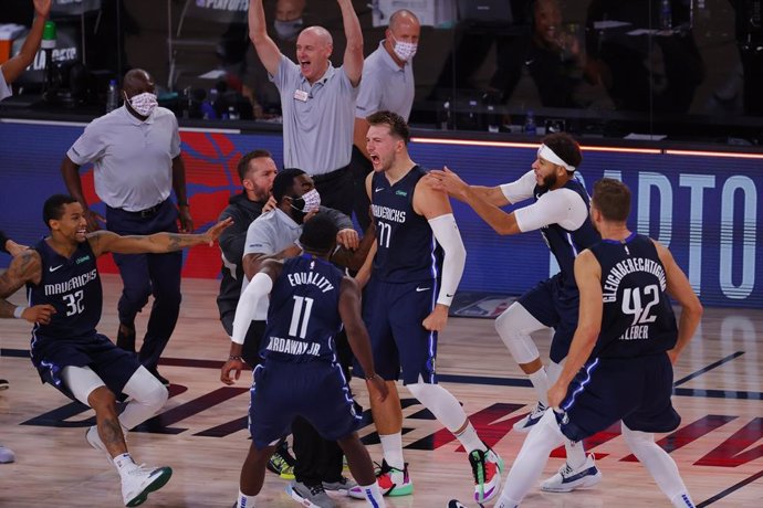 Baloncesto/NBA.- Doncic sella un 'triple-doble' histórico y remata a los Clipper