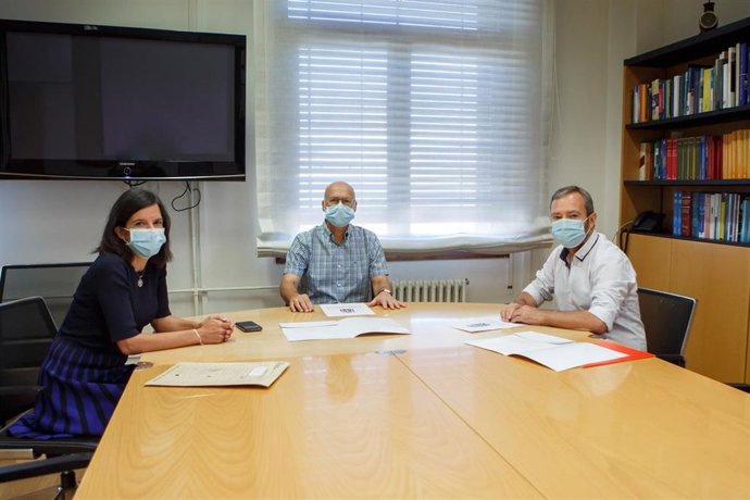 De izquierda a derecha, la directora general de Transportes, Berta Miranda; el consejero Ciriza; y el alcalde de Tafalla, Jesús Arrizubieta, en la firma del documento de colaboración.