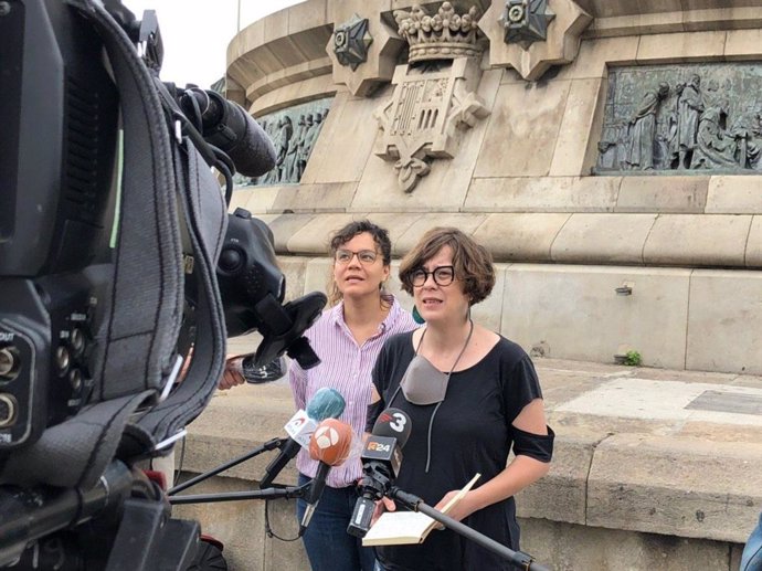 Natlia Snchez y Eullia Reguant ante el monumento de Colón de Barcelona.