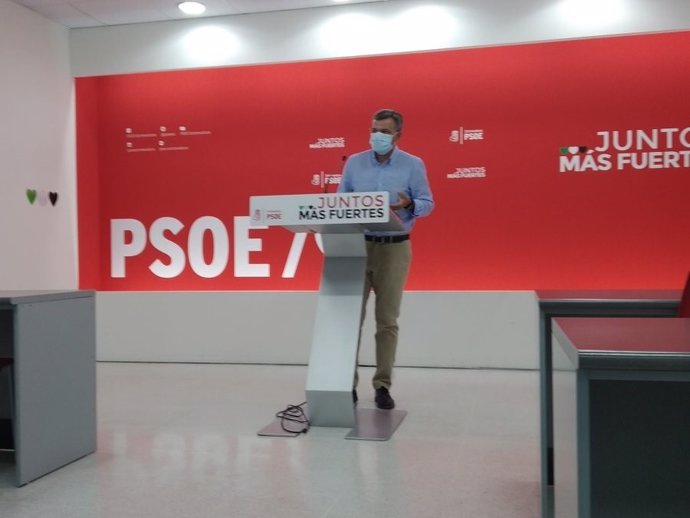 El portavoz del PSOE extremeño, Juan Antonio González, en rueda de prensa