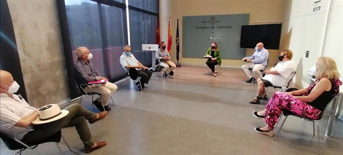 La consejera de Educación y Cultura, Esperanza Moreno, EN una reunión con la junta directiva del Comité de Representantes de Personas con Discapacidad y sus Familias de la Región de Murcia (Cermi)