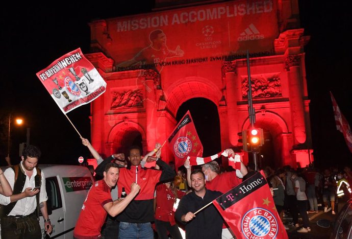 Fútbol.- Miles de aficionados del Bayern celebran la Champions por las calles de