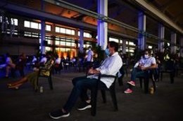 Asistentes al festival VESU en las instalaciones de la antigua fábrica de armas de La Vega