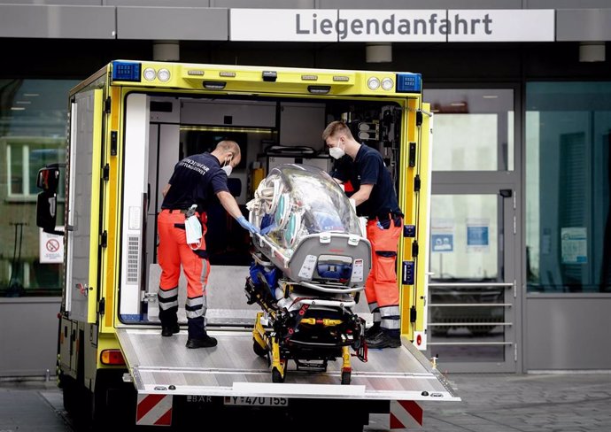 Imagen de la ambulancia que trasladó a Alexei Navalni al hospital de Berlín en el que se encuentra ingresado