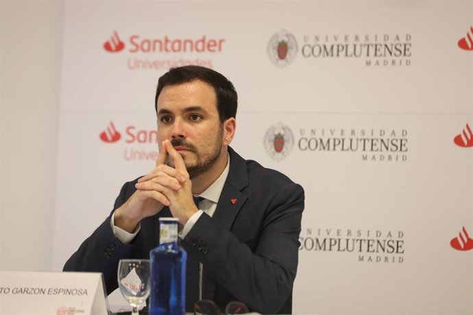 El ministro de Consumo, Alberto Garzón, participa en la ponencia 'Cambio de paradigma del consumo en el contexto post-Covid y en el Horizonte 2030' durante la primera jornada de la XXXIII Edición de los Cursos de Verano en San Lorenzo de El Escorial