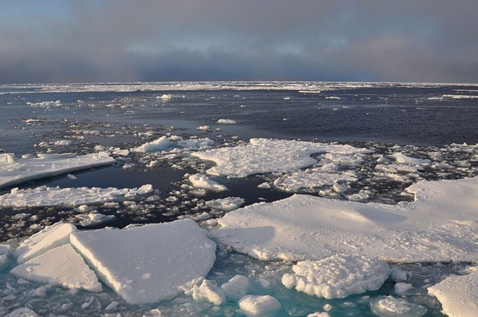 Agua cálida reduce al 50% el crecimiento de hielo invernal en el Ártico