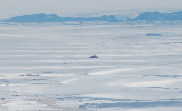 El barco rompehielos japonés Shirase cerca de la punta del glaciar Shirase durante la 58a Expedición de Investigación Antártica Japonesa.