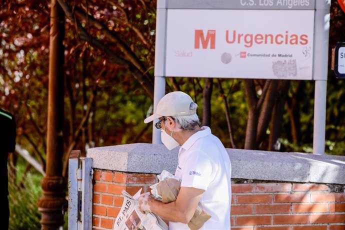 Un hombre protegido con mascarilla pasea por las inmediaciones donde durante la jornada de hoy realizarán PCR aleatorias a personas de entre 15 a 49 años, a la que han sido convocados 1.500 vecinos de Villaverde, Madrid, (España), a 19 de agosto de 2020