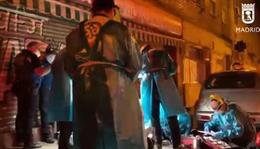 Sanitarios atienden a un hombre apuñalado en Usera (Madrid)