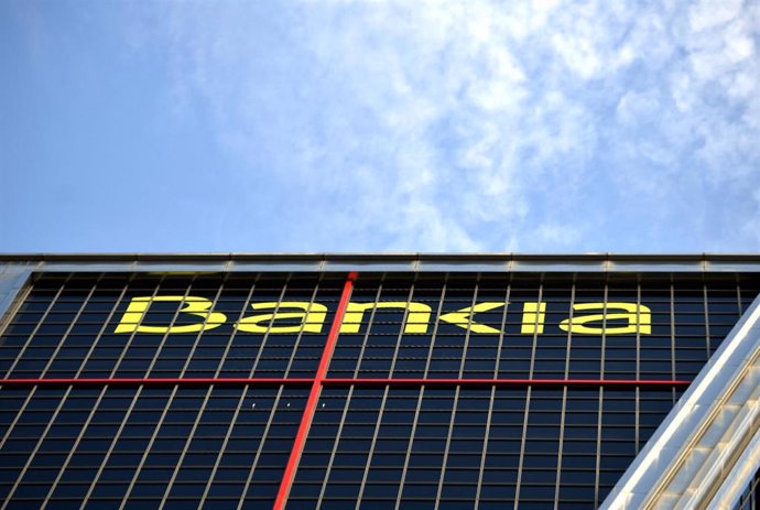 Logo de la entidad bancaria Bankia en su sede en una de las torres Kio de Madrid.