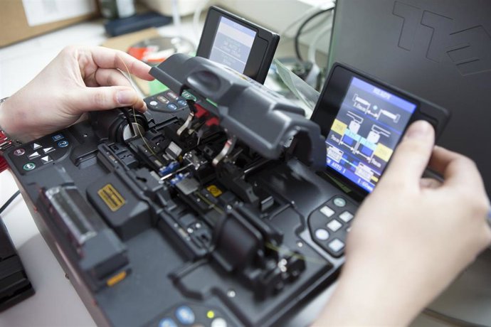 Imagen de un laboratorio de fotónica de la UPNA.