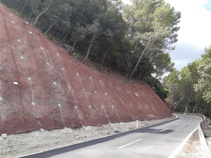 Finalizada la obra de la carretera entre Alaró y Orient, dañada por la borrasca 'Gloria'. La vía se abrió al tráfico en marzo pero con un único carril y un semáforo alternando la circulación en ambos sentidos.