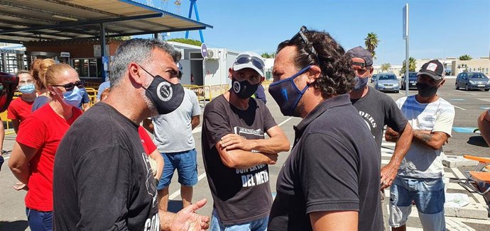 El alcalde de Cádiz, José María González, junto a los trabajadores de la industria auxiliar del metal