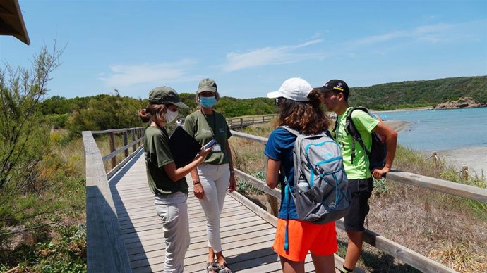 Equipo de informadores ambientales financiado con el ITS atiende a visitantes de los espacios naturales.