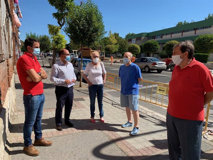 Visita del concejal de Movilidad y Espacio Urbano, Luis Vélez, a las recién renovadas aceras de Juan Carlos I.
