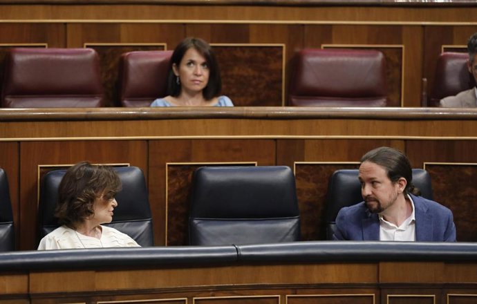 Los vicepresidnetes Carmen Calvo y Pablo Iglesias en sus escaños del Congreso 