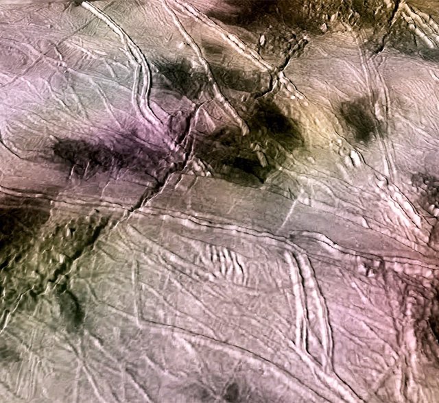 Vistas en perspectiva de fracturas en la superficie de Europa formadas durante un verdadero desplazamiento polar.