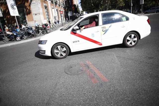 Imagen de un taxi en el centro de Madrid.