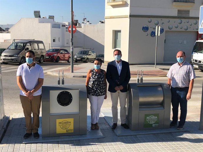 El presidente de la Empresa Provincial de Medio Ambiente, Francisco Palomares, en Aguilar de la Frontera con representantes locales y provinciales.
