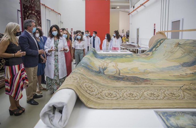 El alcalde y la consejera de Cultura, en su visita al IAPH