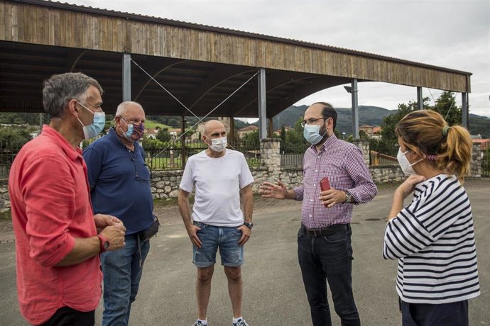 El concejal de Medio Ambiente y miembros de la Junta de Viérnoles