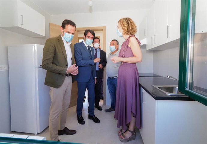 Visita a la vivienda rehabilitada en Viana de Cega.