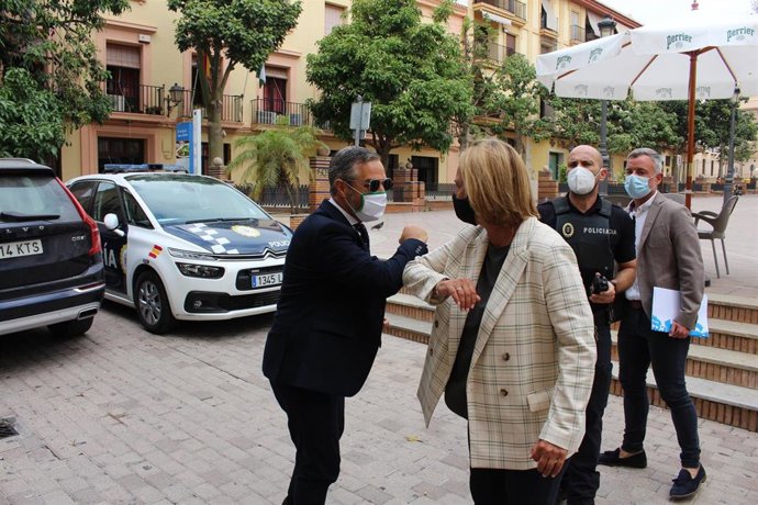 El consejero de  Hacienda, Juan Bravo, saluda a la alcaldesa de Motril, Luisa García Chamorro