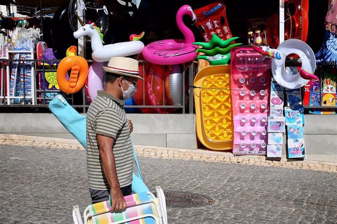 Un hombre con mascarilla en Portimao