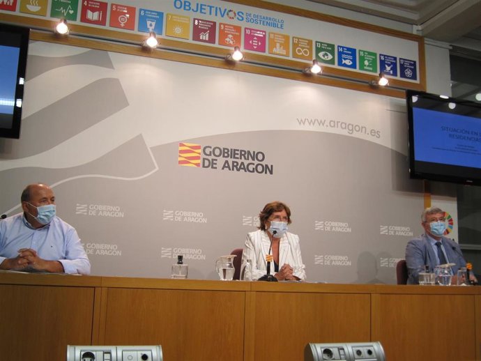 El secretario general técnico del Departamento de Ciudadanía y Derechos Sociales de Aragón, José Antonio Jiménez, la consejera del ramo, María Victoria Broto, y el gerente del Instituto Aragonés de Servicios Sociales, Joaquín Santos.