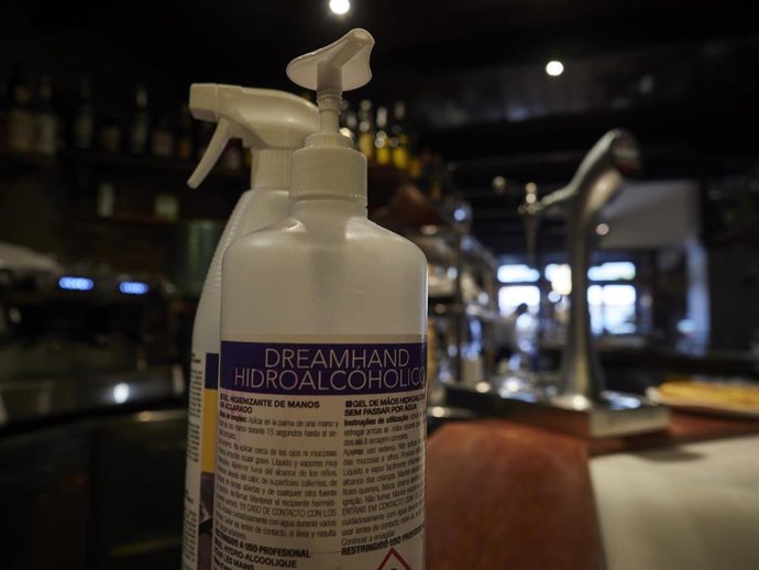 Gel desinfectante en la barra de un bar el día en el que se reabren al público los establecimientos de hostelería y restauración para consumo en el local