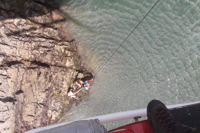 El helicóptero del Gobierno rescata a dos jóvenes arrastrados por la corriente en la ría de Tina Menor