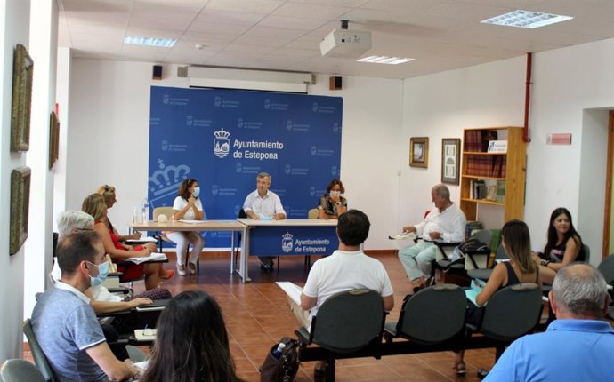 El alcalde de Estepona, José María García Urbano, en un encuentro con los directores de los centros educativos de infantil y primaria de la ciudad