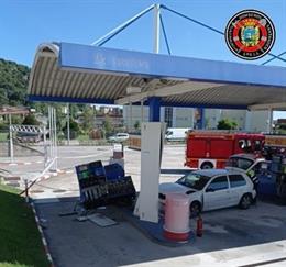 Coche choca contra estación de servicio de gasolina en Carrefour de Peñacastillo