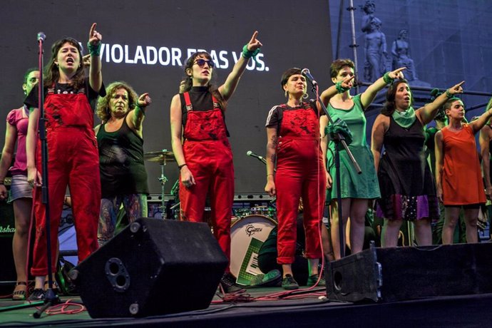 El grupo 'Las Tesis' realiza una actuación en Buenos Aires
