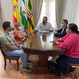 El diputado de Cultura, Antonio González Mellado, y la de Igualdad, Carmen Collado, en una visita al Ayuntamiento de Paterna