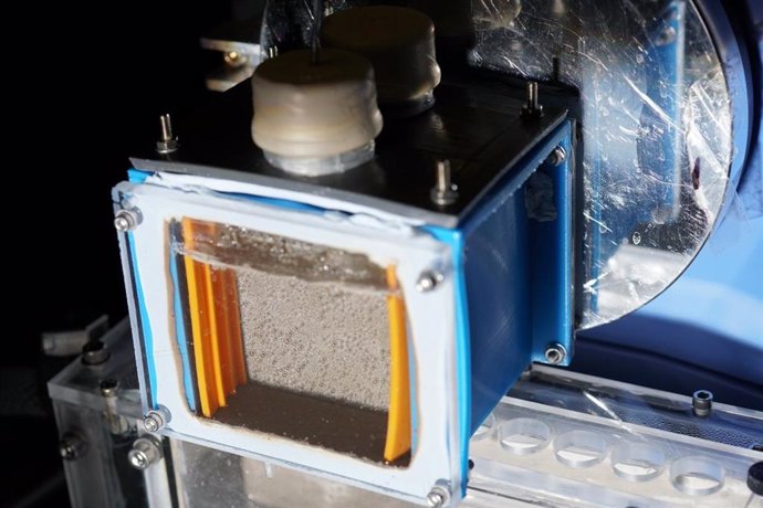 Dispositivo inalámbrico produce combustible limpio con luz, agua y CO2