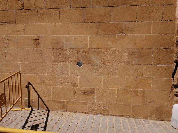 El Ayuntamiento de Huesca elimina varios grafitis con insultos de la Catedral y del Monasterio de San Pedro el Viejo.