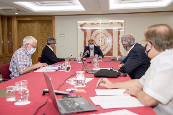 El presidente de Canarias, Ángel Víctor Torres, preside la reunión del comité de emergencia sanitaria