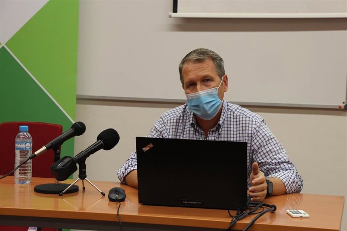 Conferencia sobre la covid-19 del jefe de servicio de Neumología del Hospital Universitario de Jaén, Gerardo Pérez Chica.